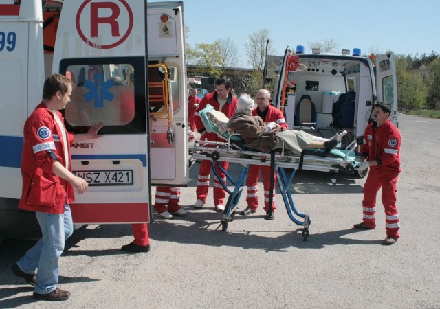 Ranną 79-letnią mieszkankę Szydłowca pogotowie zabrało do szpitala.