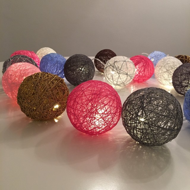 Cotton balls świetnie się będą prezentowały jako dekoracja świetlna.