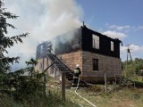 Pożar domu w Rudnikach. Strażacy ugasili pożar. Górnego piętra nie dało się uratować [ZDJĘCIA]