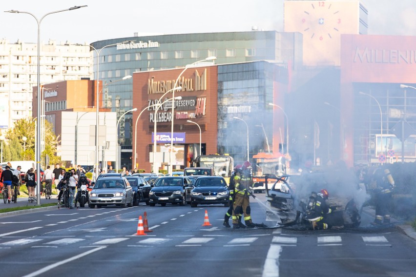 Pożar samochodu osobowego na ul. Kopisto w Rzeszowie. Strażacy w akcji! [ZDJĘCIA]