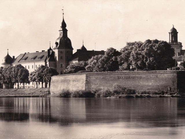 Zamek w Kostrzynie na pocztówce z lat 30. minionego wieku