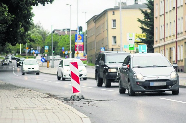 To zapadlisko w ruchliwej jezdni powiększa się, a reakcją służb było tylko postawienie ostrzeżenia dla kierowców.