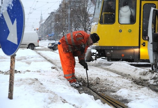 Ekipy od odśnieżania zwrotnic nie nadążają.