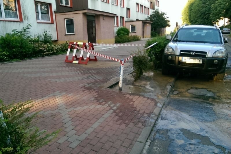 Ul. Wyszyńskiego częściowo bez wody. Źródełko bije na ulicy (zdjęcia, wideo)