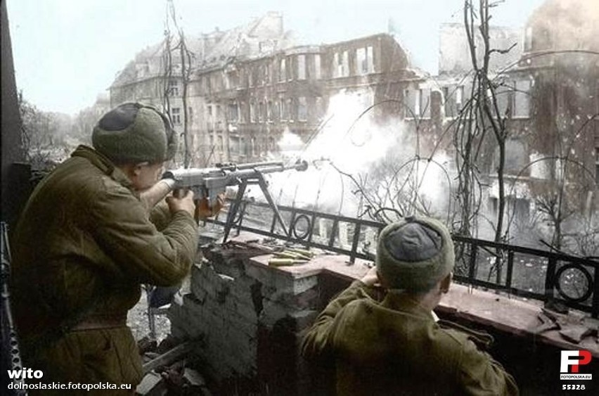 Żołnierze radzieccy strzelają z karabinu przeciwpancernego...