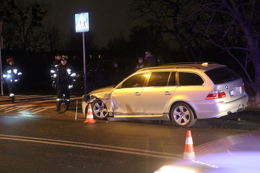 Wypadek na Kowalach. Czołowe zderzenie forda i BMW na ul....