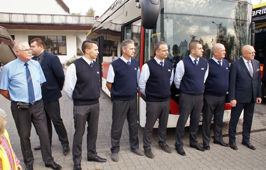 Pierwsze cztery z szesnastu nowych autobusów miejskich...