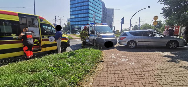 W sobotę, 7 sierpnia, około godz. 11 na rondzie Fordońskim w Bydgoszczy samochód osobowy zderzył się z jadącym na sygnale radiowozem.