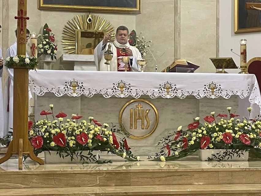 Wigilia Paschalna w parafii w Kielcach-Białogonie. Msza święta zakończyła się uroczystym błogosławieństwem i wezwaniem Alleluja!