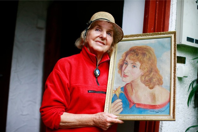 Krystyna Trylańska-Maćkówka z jednym ze swoich portretów