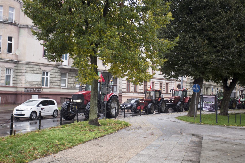 Traktory na ulicach. Rolnicy protestowali pod biurami poselskimi w Słupsku