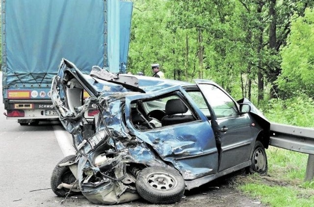 Z auta osobowego niewiele zostało, ale jego pasażerowie przeżyli wypadek