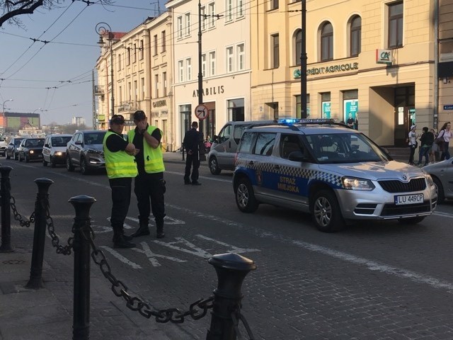 Utrudnienia w okolicach Bramy Krakowskiej w Lublinie. Koparka uszkodziła trakcję (ZDJĘCIA)