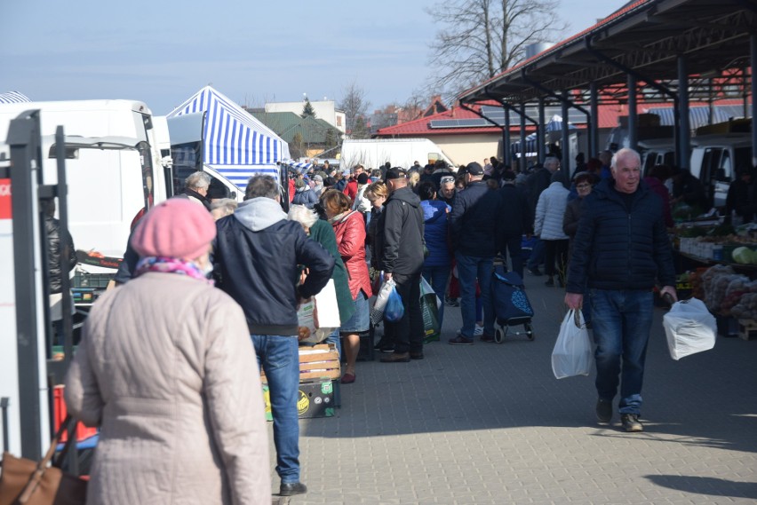 W sobotę na targu w Szydłowcu panował duży ruch.