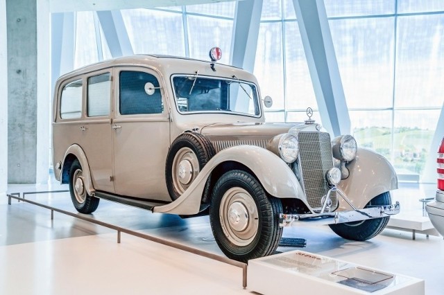 Firma Hohner, producent instrumentów muzycznych z siedzibą w niemieckim mieście Trossingen, zakupiła karetkę opartą na komfortowym Mercedesie 320 (W 142) dla swojej firmowej służby medycznej. Model zaprezentowany w 1937 r. był wyposażony w 6-cylindrowy silnik o pojemności 3,2 l i mocy 78 KM.