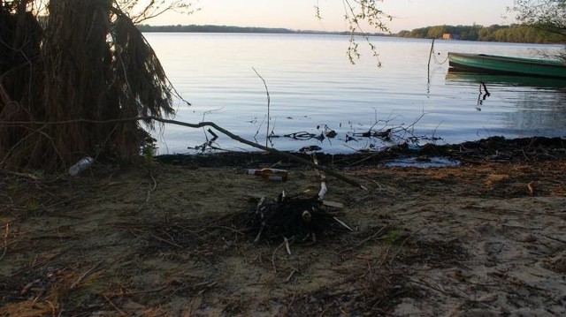 ślady po ognisku nad Jeziorem Pakoskim