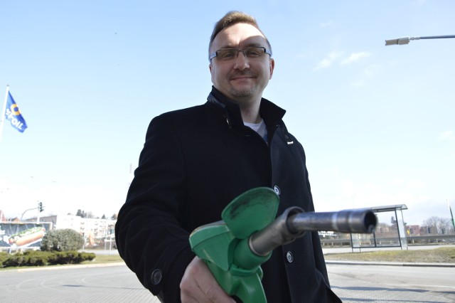 Paweł Zygmunt ma 42 lata. Prowadzi działalność gospodarczą, mieszka na Górczynie. Założył na facebooku stronę: Tańsze paliwo w Gorzowie.