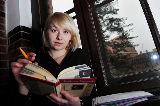 Maura Jeremicz studiuje polonistykę i dziennikarstwo. Ma to szczęście, że może już pochwalić się ofertą pracy w szkole.  