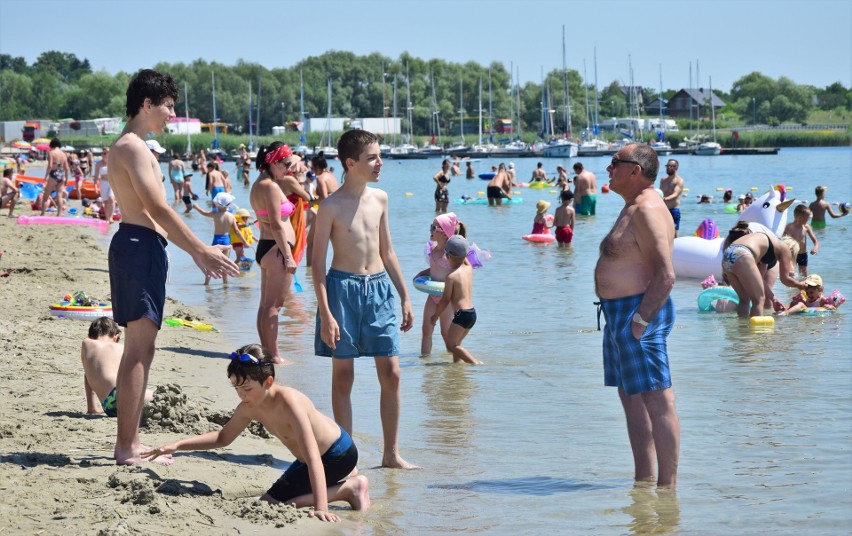 Nad Jeziorem Tarnobrzeskim w wakacyjną środę 20 lipca.