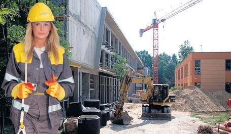 W ciągu 7 miesięcy zakończono pierwszy etap budowy. Na zakończenie przygotowano pokaz mody budowlanej i laboratoryjnej.