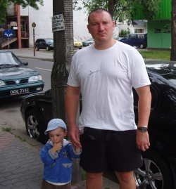 &#8211; Utrzymanie auta już nie jest tanie, a będzie jeszcze drożej &#8211; mówi Dariusz Wojnar z Ostrołęki, na zdjęciu z synem Filipem