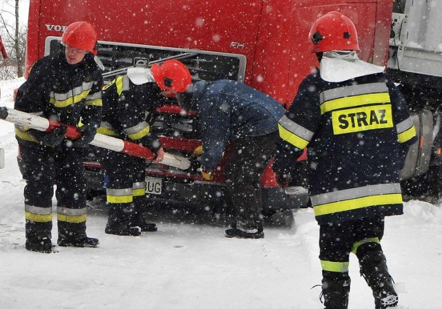 Na miejscu wypadku w Szówsku są strażacy i pogotowie ratunkowe.