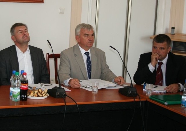 Zastępca burmistrza Zbigniew Gałązka (z lewej) obiecał bezdomnemu mieszkanie, ale zmienił zdanie
