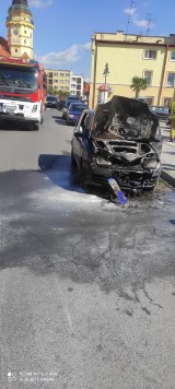 Pożar samochodu w Otmuchowie. Seicento spłonęło na rynku, kierowca zdążył wysiąść z auta