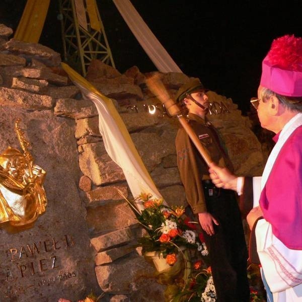 Pomnik w Kozienicach poświęcił biskup Zygmunt Zimowski.