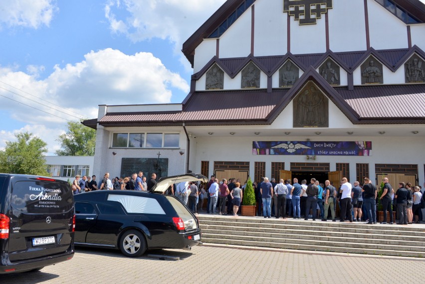 Pogrzeb sędziego Kamila Pastuszki w Starachowicach. Było wiele osób ze środowiska piłkarskiego [ZDJĘCIA, WIDEO]