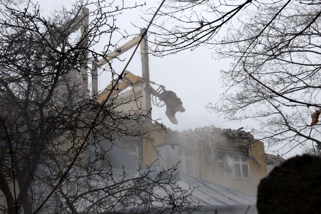 Znikają budynki dawnego szpitalika przy ulicy Langiewicza w Kielcach. Kompleks jest tak duży,  że prace potrwają jeszcze wiele miesięcy. Zobacz niezwykle zdjęcia