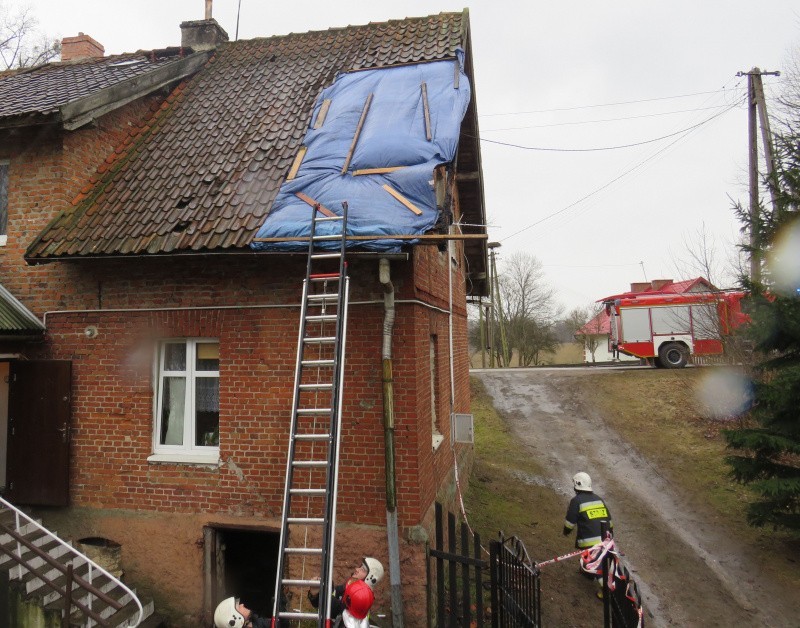 Pożar poddasza w Ukcie. Cztery osoby uciekły przed ogniem (zdjęcia)