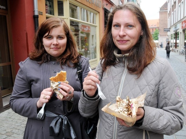 Torunianki Milena Malinowska (z lewej) i Magda Lubień: - Dzięki takiemu jedzeniu możemy zaoszczędzić czas.