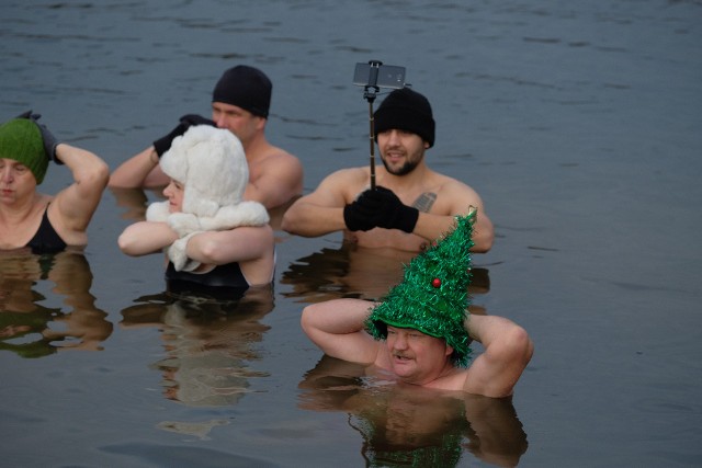 Choć temperatura w Przemyślu wynosiła dziś zaledwie kilka stopni morsy "Niedźwiadki" postanowiły uczcić Boże Narodzenie orzeźwiającą kąpielą.