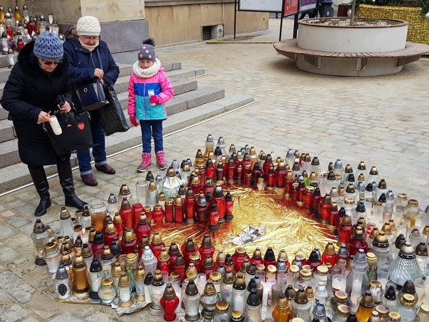 Pogrzeb prezydenta Gdańska. Mieszkańcy Lublina zbierają się przed ratuszem. Palą znicze (ZDJĘCIA)