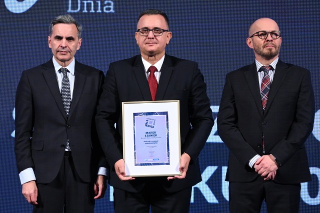 Marek Staniek (w środku) wygrał w kategorii Samorządowiec Roku 2022 w powiecie opatowskim