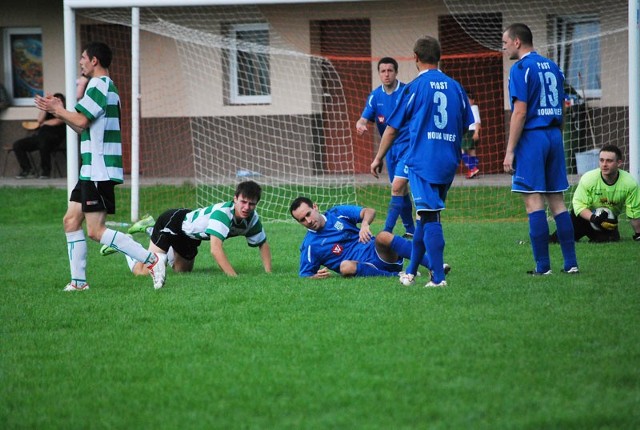 Po tym faulu Zimowit (na biało-zielono) miał rzut karny, ale Sebastian Kłeczek z 11 metrów posłał piłkę obok bramki.
