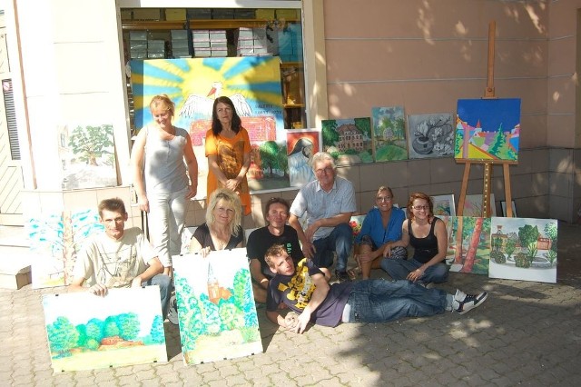 Po  kilku  godzinach  malowania artyści spotkali się przy rynku, by pokazać  swoje prace. Jesienią obejrzeć je będzie można w galerii "Korytarzyk&#8221;.