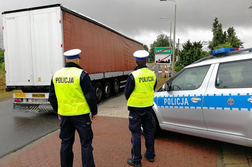 "Szlaban na ryzyko" postawili świeccy policjanci podczas akcji "Bezpieczny przejazd"