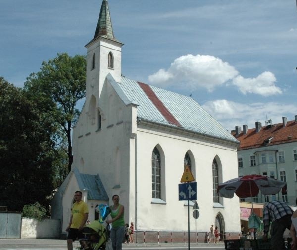 Parafie coraz chętniej sięgają po dotacje na renowację swoich zabytkowych świątyń. Do wymiany dachu na nyskim kościele Zwiastowania województwo dołoży 30 tys. zł.