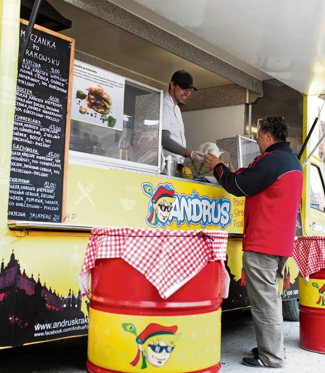 Food trucków na krakowskich ulicach i placach jest coraz więcej