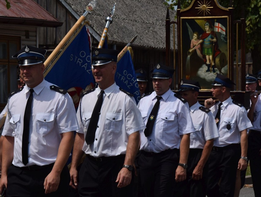 Myszyniec. Procesja Bożego Ciała w Myszyńcu 2019. Kurpiowska procesja, jakiej nigdzie indziej nie zobaczysz! [ZDJĘCIA, WIDEO]