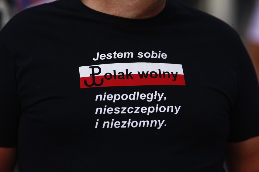 Warszawa: Manifestacja „Stop segregacji sanitarnej” [ZDJĘCIA] Protest przeciwko "przymuszaniu do szczepień i ustawie 1499"