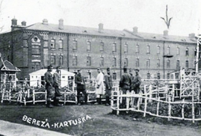 Pierwszymi więźniami obozu byli polscy nacjonaliści, wśród nich Bolesław Piasecki. W dalszej kolejności do Berezy trafiali ukraińscy nacjonaliści i działacze komunistyczni