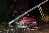 Wypadek na Kolumny. Pijany kierowca BMW złamał betonowy słup [ZDJĘCIA+FILM]