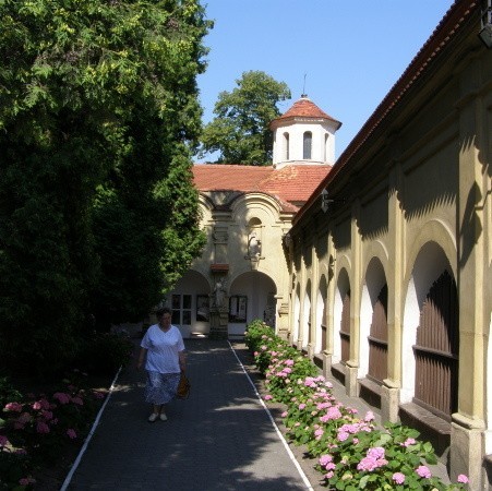 Klasztor franciszkanów we Wschowie, choć położony przy ruchliwej drodze wewnątrz urzeka także ciszą.