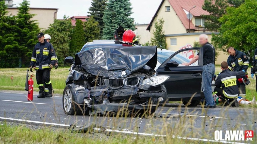 Groźny wypadek pod Wrocławiem. BMW czołowo zderzyło się z ciężarówką 