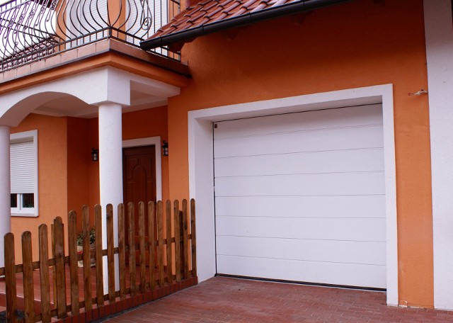 Brama garażowaKolor bramy garażowej musi pasować do elewacji i stolarki budowlanej, czyli okien i drzwi.