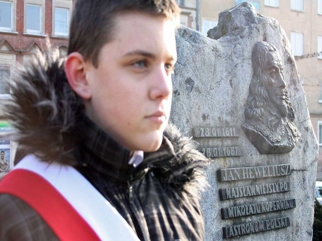 "Najsłynniejszemu po Mikołaju Koperniku astronomowi " głosi tablica na obelisku 