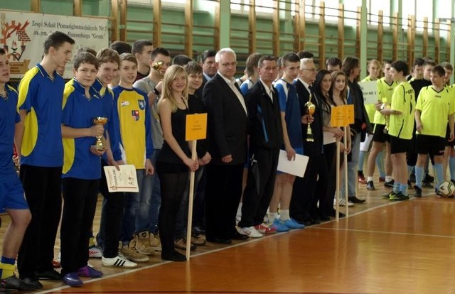 W zawodach wzięły udział reprezentacje trzech gimnazjów i trzech jędrzejowskich szkół ponadgimnazjalnych.
